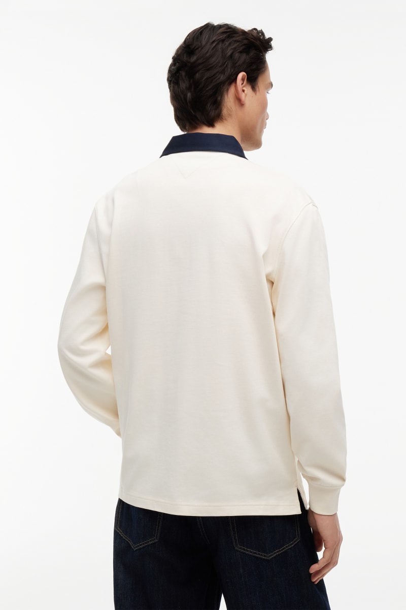 TJM RLX Ess Badge Rugby Aw26 - CREAM